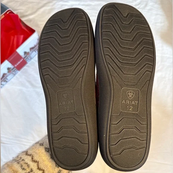 ARIAT New in Gift Tin Plaid Felt Men’s Fleece Slippers - Picture 9 of 14